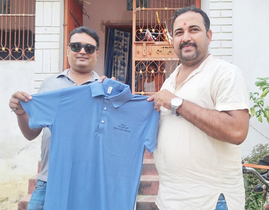 युवा नेता दुबेले गरे प्रेस जनमतलाइ टि-सर्ट बितरण