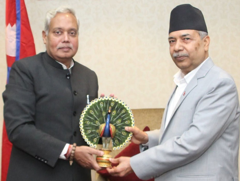 उपराष्ट्रपति यादवसंग भारतका राजदूत श्रीवास्तवको शिष्टाचार बिदाइ भेट