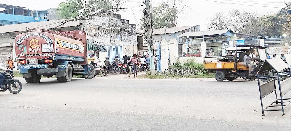 सामाजिक सञ्जालको हल्लाले पेट्रोल पम्पमा भिड