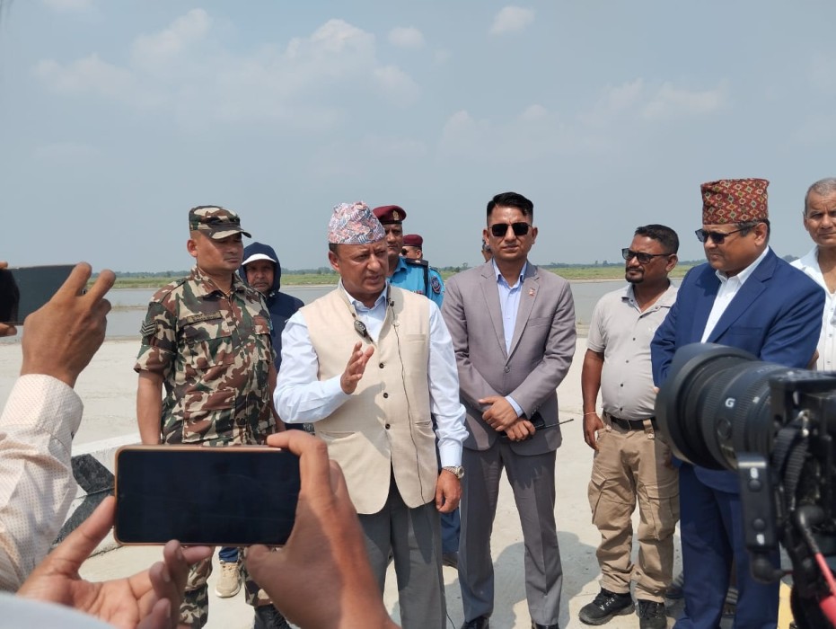 बाढीको जोखिम टार्न समयमै तटबन्ध निर्माण गर्न मन्त्री खड्काको प्रतिबद्धता