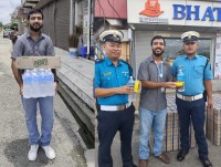 साना हात, ठूलो सोच: घाममा खटिएका ट्राफिक प्रहरीलाई विद्यार्थीको सम्मान