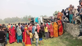 महोत्तरीमा बस पल्टिँदा १५ यात्रु घाइते