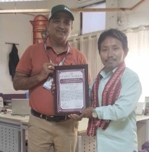 राजेन्द्र कोइरालाद्वारा पत्रकार जगत राई सम्मानित