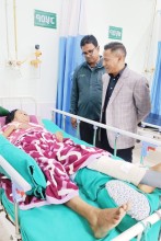 बिरामी भेट्न टिचिङ अस्पताल पुगे सांसद शाक्य, उपचार व्यवस्थापनमा सहयोग