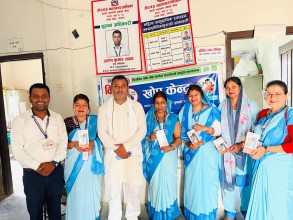 महिला स्वयम सेवीकाहरूलाई मोबाईल वितरण