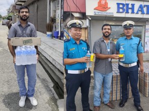 साना हात, ठूलो सोच: घाममा खटिएका ट्राफिक प्रहरीलाई विद्यार्थीको सम्मान