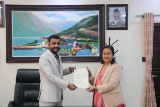 खानेपानीमन्त्री यादव र सचिव ई बज्राचार्यबीच कार्यसम्पादन सम्झौता