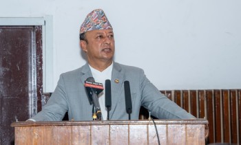 ऋणलाई अनुदान झैं बाँड्दा वित्तिय अनुशासन गुम्छ : मन्त्री खड्का