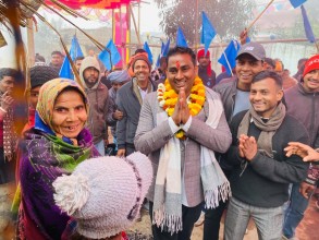 घुर्मी टोलमा रास्वपाको घरदैलो, जेष्ठ नागरिकलाई घरमै भत्ता र युवालाई रोजगारीको प्रतिबद्धता